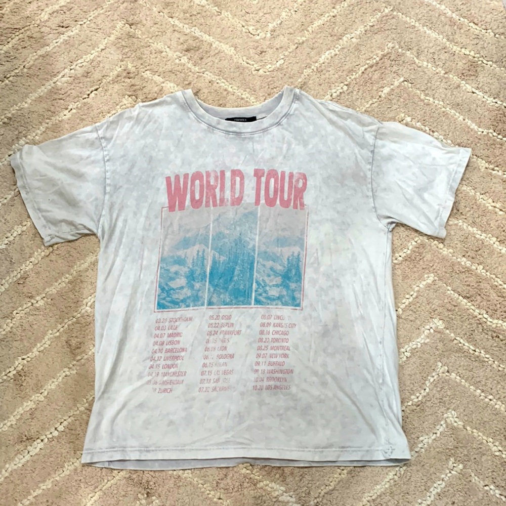 Forever 21 Graphic Tee, light wash, size M